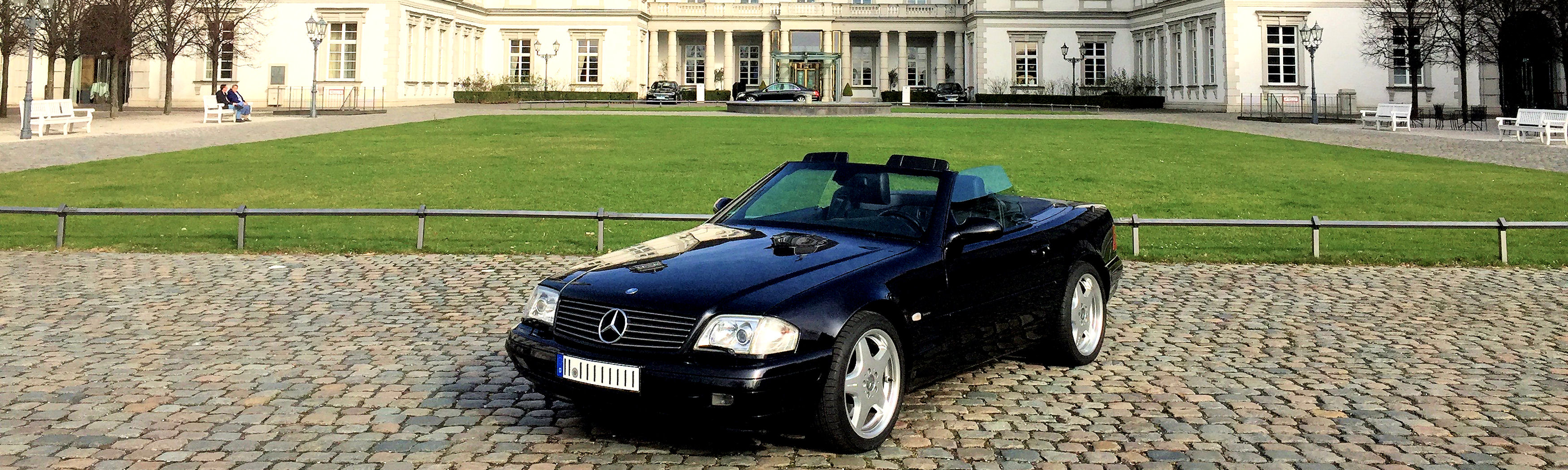 Mercedes SL R129 Final Edition offen vor Schloss